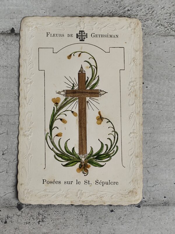 Ancienne carte religieuse avec des fleurs de gethseman posées sur le saint sépulcre