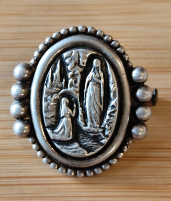 ancienne broche religieuse de la vierge marie de lourdes de couleur argent