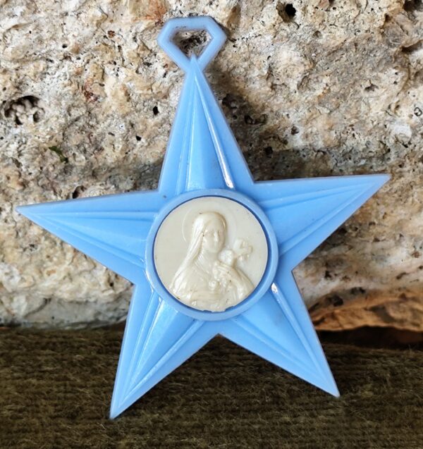 médaille de berceau sainte Thérèse de Lisieux  en bakelite bleu et blanc protection des enfants cadeau de naissance.