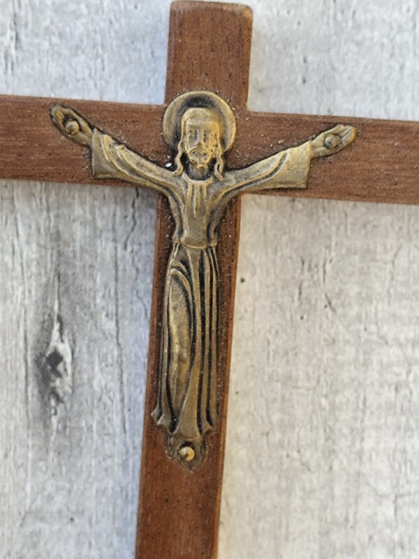 grande croix religieuse de Jésus Christ en bois et laiton – Image 3