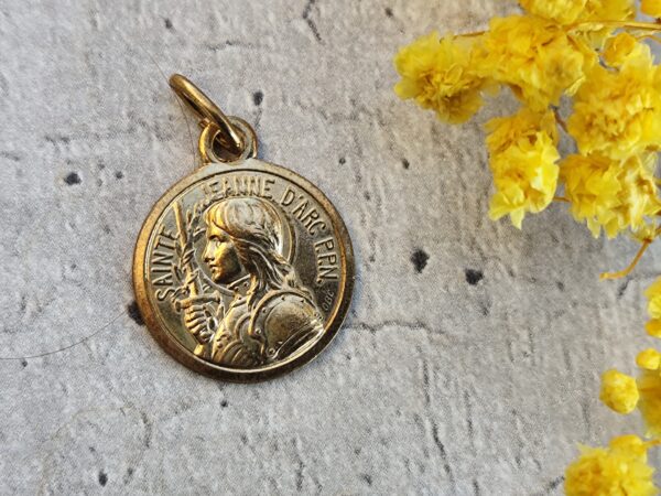 Ancienne médaille religieuse de Jeanne d'Arc de couleur dorée