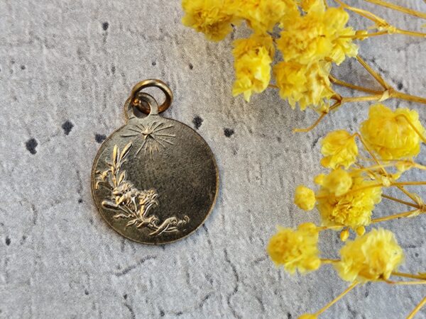 Ancienne médaille religieuse de Jeanne d'Arc de couleur dorée – Image 2