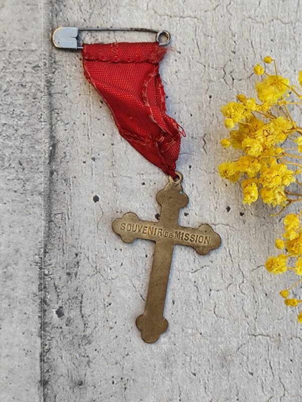 ancienne croix religieuse crucifix jésus christ de couleur dorée croix  de mission – Image 2