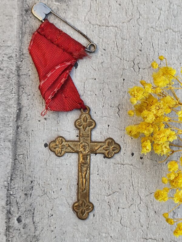 ancienne croix religieuse crucifix jésus christ de couleur dorée croix  de mission