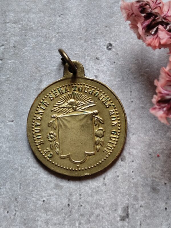 rare médaille de communion de couleur dorée ronde ce souvenir sera toujours mon guide.