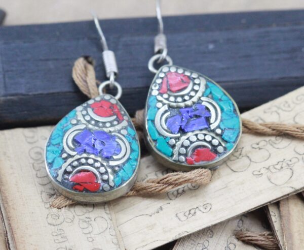 boucles d'oreilles ethniques en corail, turquoise et lapis lazuli – Image 2