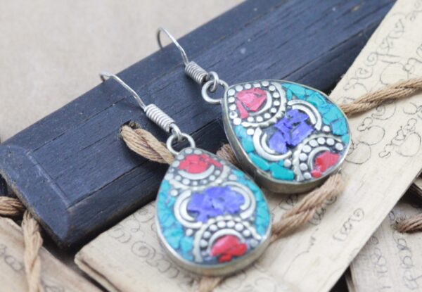 boucles d'oreilles ethniques en corail, turquoise et lapis lazuli