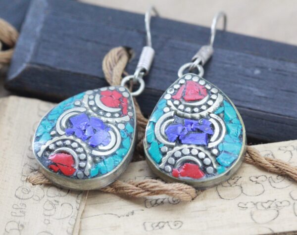 boucles d'oreilles ethniques en corail, turquoise et lapis lazuli – Image 3