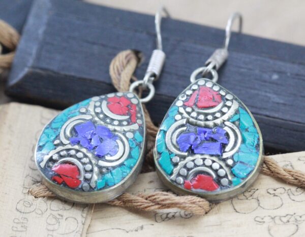 boucles d'oreilles ethniques en corail, turquoise et lapis lazuli – Image 5