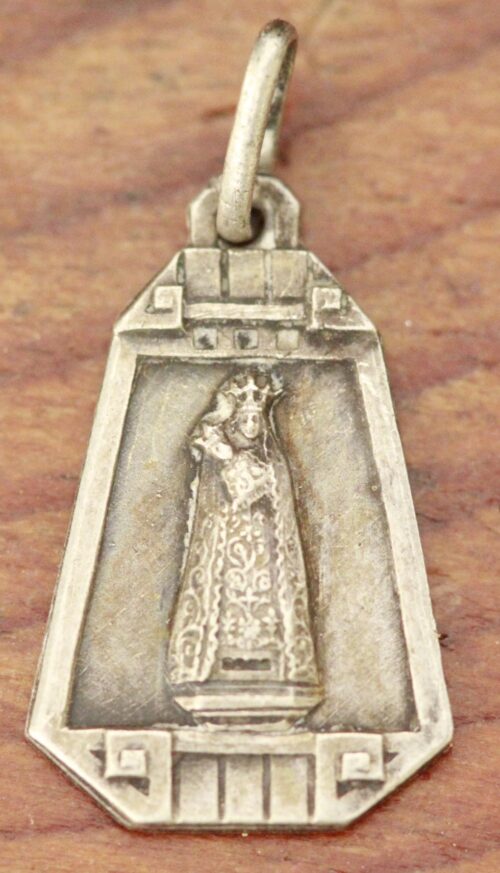 “Trouvez la médaille religieuse parfaite pour votre foi”.“Achetez des médailles religieuses sur antiquereligieux.com : qualité et symbolisme réunis ."