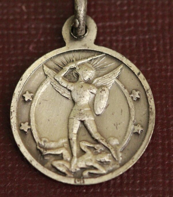Achtez chez antiquereligieux c'est acheter une médaille saint Michel rare et de bonne qualité
