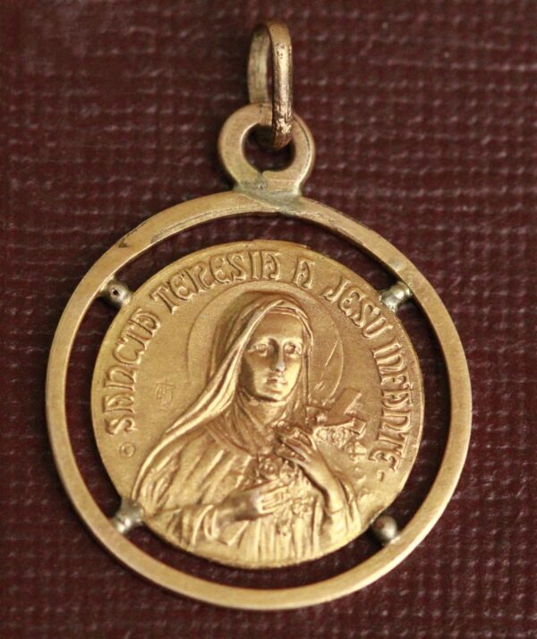 Médaille religieuse de Sainte Therese ronde de couleur dorée