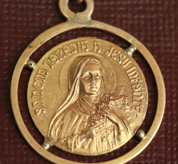 Médaille religieuse de Sainte Therese ronde de couleur dorée – Image 3