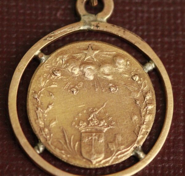 Médaille religieuse de Sainte Therese ronde de couleur dorée – Image 4