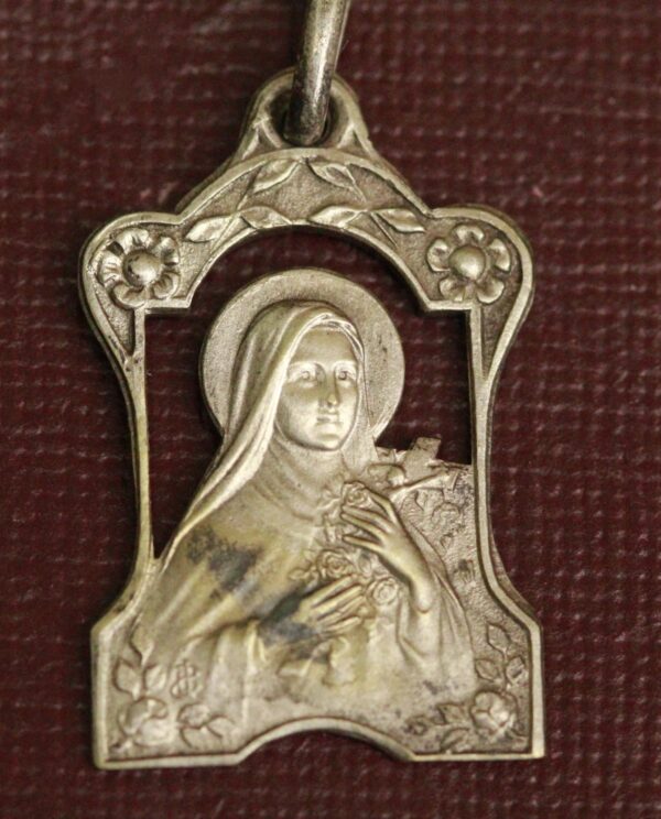 Acheter une medaille catholique Sainte Therese chez antiquereligieux c'est s'assurer d'acheter une médaille de qualité antique