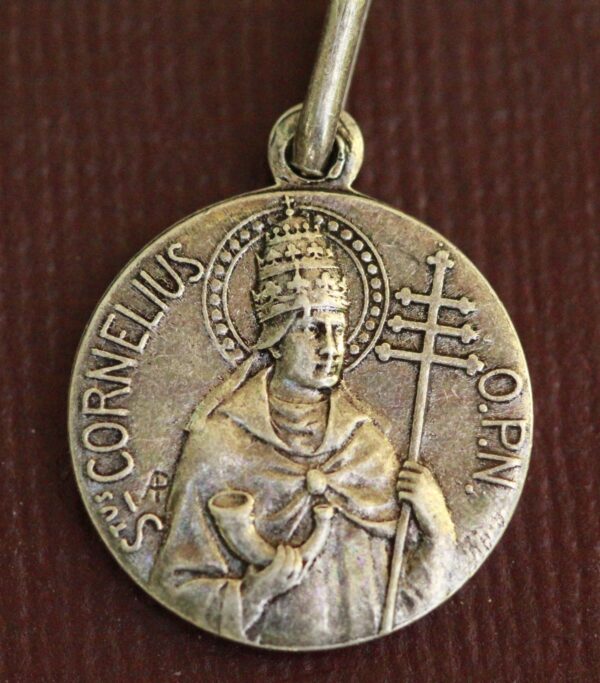 Rare ancienne médaille religieuse de saint Cornélius ronde  de couleur argentée