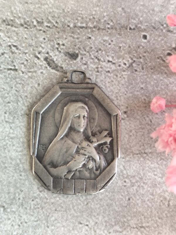 Ancienne médaille religieuse de sainte Thérèse de Lisieux  de couleur argentée