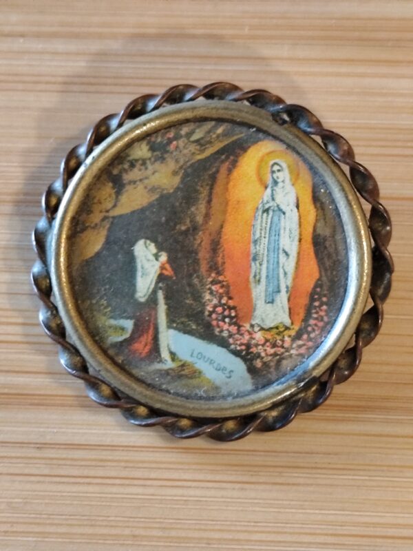 Ancienne broche religieuse de la vierge marie de lourdes