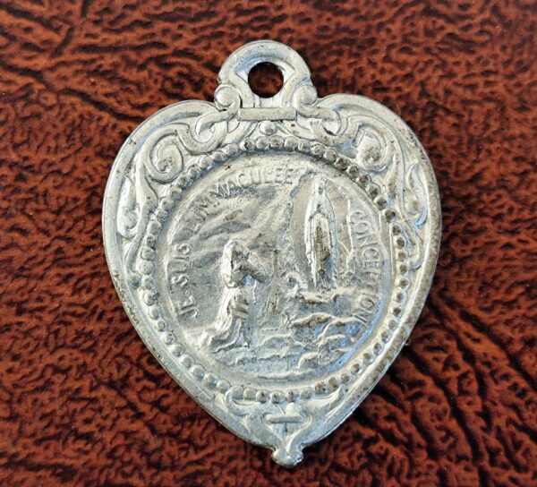 Ancienne médaille de la vierge marie de lourdes en forme de coeur