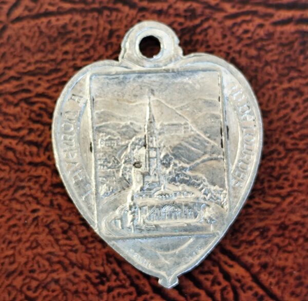 Ancienne médaille de la vierge marie de lourdes en forme de coeur – Image 2