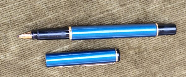 Ancien stylo plume de la marque parker de couleur bleue