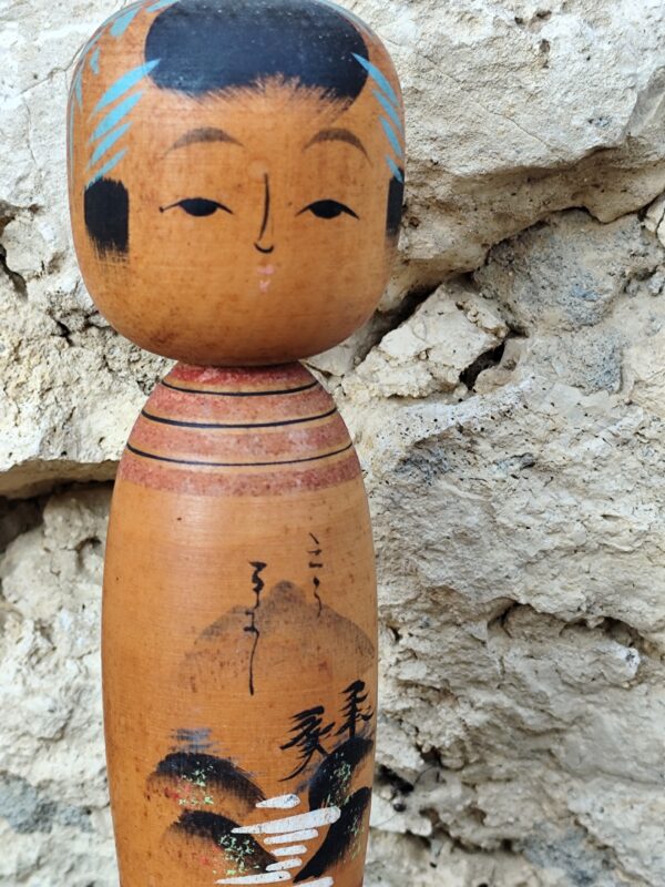 Poupée kokeshi en bois – Image 3