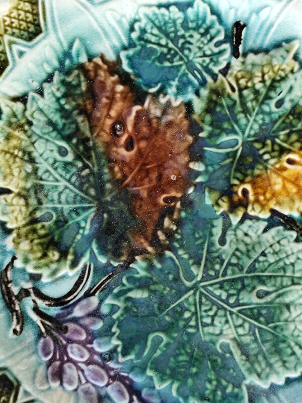 ancienne assiette en barbotine feuilles de vigne et raisin – Image 8