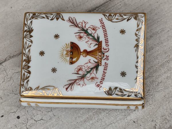 Charmante boîte de communion en porcelaine française en forme de livre, souvenir de communion blanc et or fabriqué en France dans les années 60. – Image 3