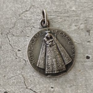 Antique médaille religieuse de notre dame de grâce de couleur argent 