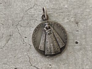 Antique médaille religieuse de notre dame de grâce de couleur argent 