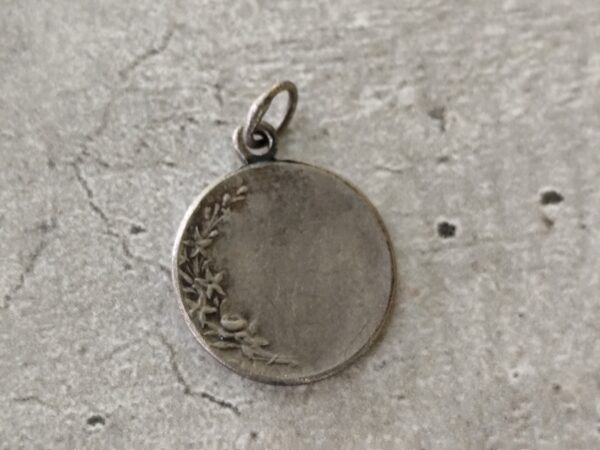 Antique médaille religieuse de notre dame de grâce de couleur argent  – Image 2