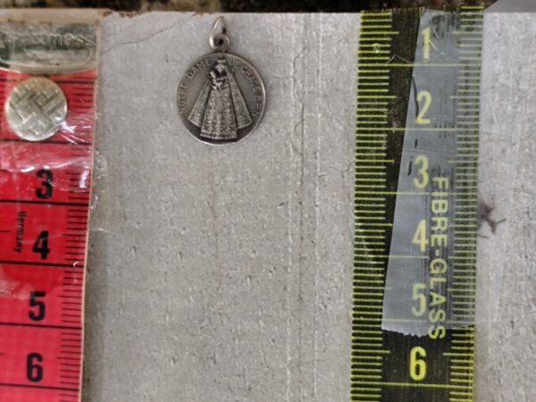 Antique médaille religieuse de notre dame de grâce de couleur argent  – Image 3