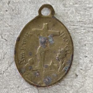 Antique médaille religieuse de la Crucifixion de Jésus Christ et notre dame des douleurs en laiton