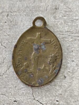 Antique médaille religieuse de la Crucifixion de Jésus Christ et notre dame des douleurs en laiton