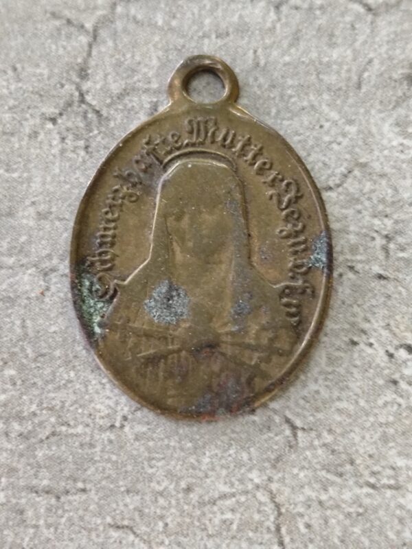 Antique médaille religieuse de la Crucifixion de Jésus Christ et notre dame des douleurs en laiton – Image 2