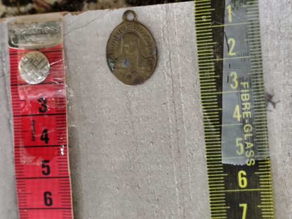 Antique médaille religieuse de la Crucifixion de Jésus Christ et notre dame des douleurs en laiton – Image 3