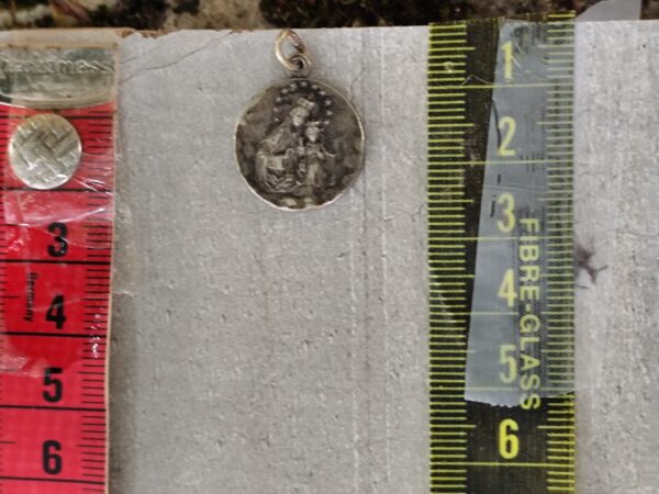 Antique médaille religieuse de la vierge marie et Jésus Christ scapulaire (Copie) – Image 3