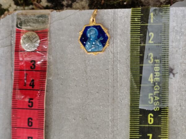 antique  médaille religieuse  de sainte Thérèse de lisieux en émail bleu, antique religieux français – Image 3