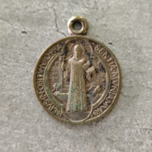 Antique médaille religieuse de saint Benoît, art sacré , (Médaille catholique d’exorcisme contre le mal )