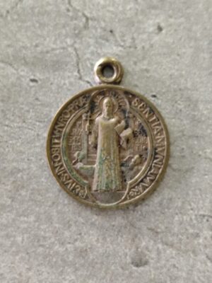 Antique médaille religieuse de saint Benoît, art sacré , (Médaille catholique d’exorcisme contre le mal )