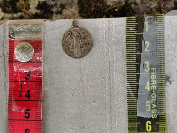 Antique médaille religieuse de saint Benoît, art sacré , (Médaille catholique d’exorcisme contre le mal ) – Image 3