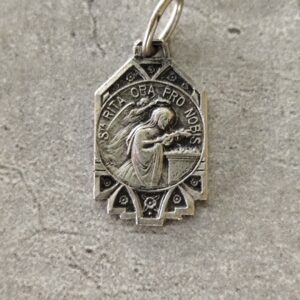 Médaille religieuse de sainte rita patronne des causes désespérées de couleur argent, mariages difficiles et victimes d'abus