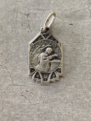 Médaille religieuse de sainte rita patronne des causes désespérées de couleur argent, mariages difficiles et victimes d'abus