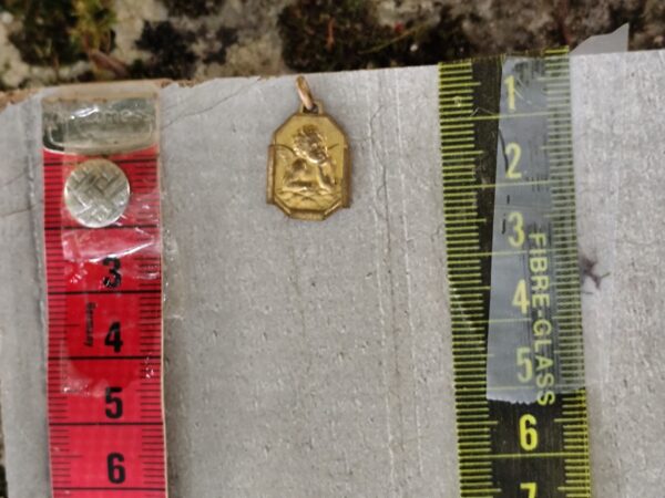 Antique médaille religieuse ange gardien Raphaël ,chérubin – Image 3