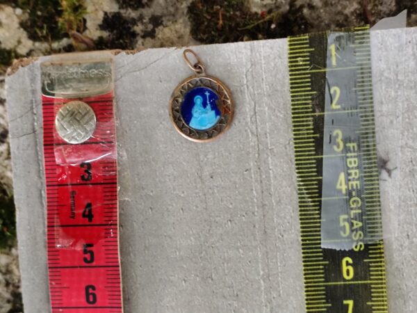 Médaille religieuse de sainte rita patronne des causes désespérées en émail, mariages difficiles et victimes d'abus – Image 3