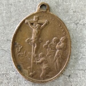 Antique médaille religieuse de la Crucifixion de Jésus Christ souvenir de Jérusalem en laiton