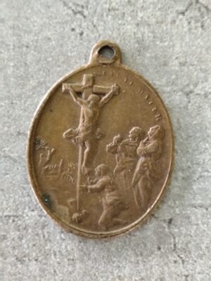 Antique médaille religieuse de la Crucifixion de Jésus Christ souvenir de Jérusalem en laiton