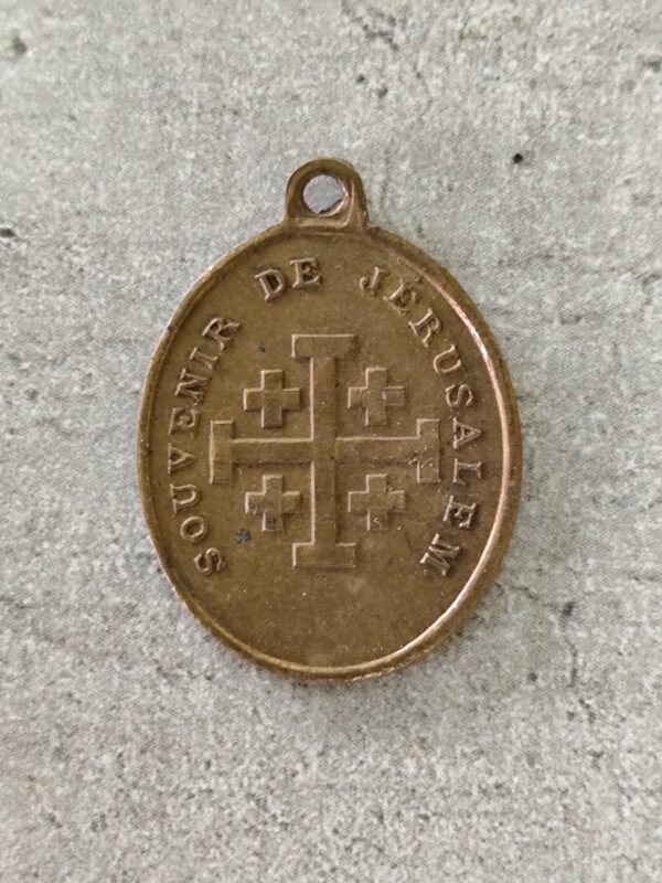 Antique médaille religieuse de la Crucifixion de Jésus Christ souvenir de Jérusalem en laiton – Image 2