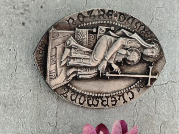 Antique broche religieuse de la Vierge Marie notre dame de Clermont . – Image 2