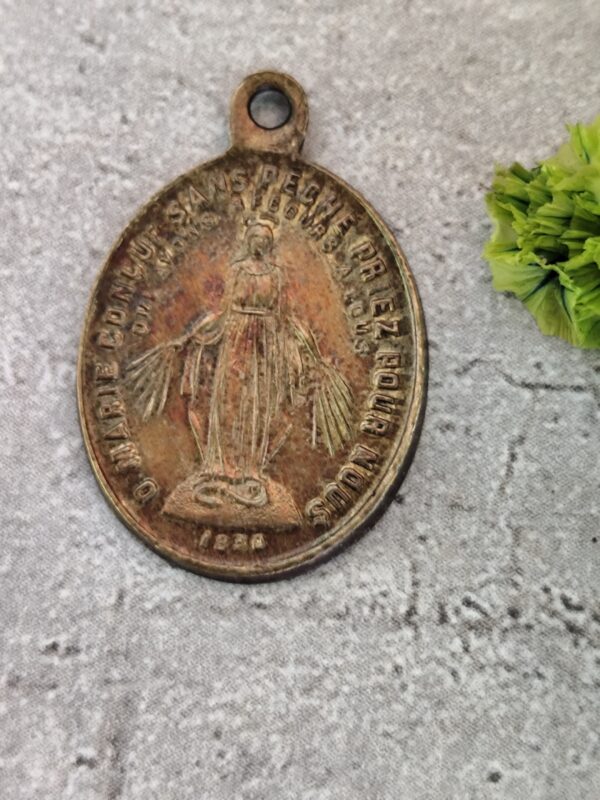 Antique médaille religieuse notre dame des Victoires et la vierge Marie miraculeuse en laiton . – Image 2